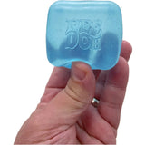 NeeDoh Nice Cube squishy i blå holdt i hånden