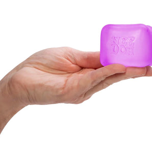 NeeDoh Nice Cube squishy i lilla holdt i hånden