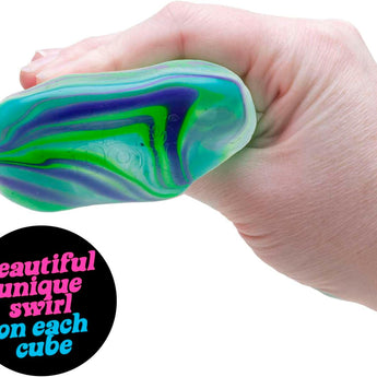 Hånd der klemmer en NeeDoh Nice Cube Swirl squishy