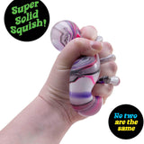 Hånd der holder NeeDoh Nice Cube Swirl med lilla og blå hvirvler