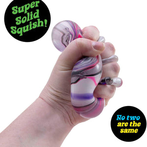 Hånd der holder NeeDoh Nice Cube Swirl med lilla og blå hvirvler