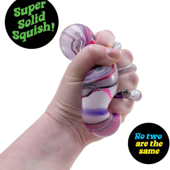 Hånd der holder NeeDoh Nice Cube Swirl med lilla og blå hvirvler