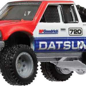 Hot Wheels Premium Car Culture Datsun King Cab Baja Custom 1:64 med Real Riders Dæk