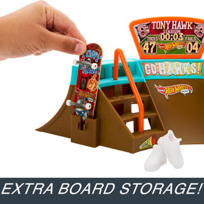 Hot Wheels Fingerboard Skate Stadium Playset designet med Eksklusivt Tony Hawk Board
