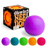 NeeDoh Glow in the Dark æske, lilla bold og de fem neonfarver