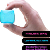 NeeDoh Teenie Nice Ice Cube squishy i blå holdt mellem to fingre