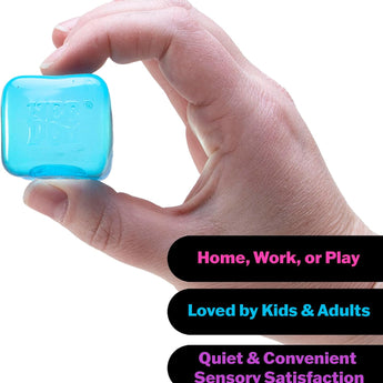 NeeDoh Teenie Nice Ice Cube squishy holdt mellem to fingre (vist i blå)