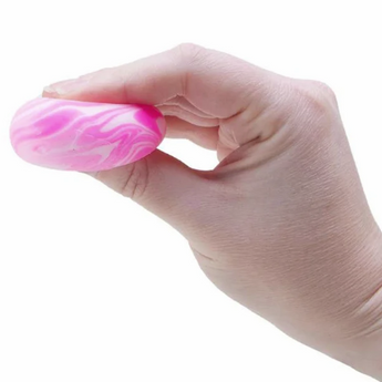 NeeDoh Swirl Groovy Glob squishy i hvid og lyserød klemt i en hånd