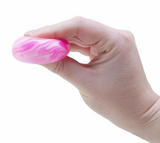 NeeDoh Swirl Groovy Glob squishy i hvid og lyserød klemt i en hånd