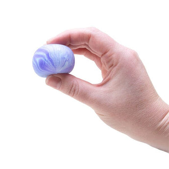 NeeDoh Teenie Swirl squishy i hvid og blå klemt i en hånd