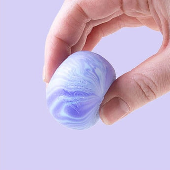 NeeDoh Teenie Swirl squishy i hvid og blå trykket sammen
