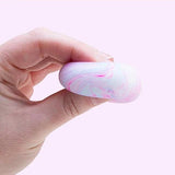 NeeDoh Teenie Swirl squishy i hvid med blå, lilla og lyserøde hvirvler